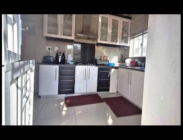 6 BEDROOM HOUSE FOR SALE IN MEREBANK EAST